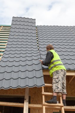 Metal kiremit yeni bir ahşap ev üzerinde yükleme çatı işçisi