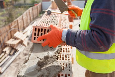 İnşaat mason işçi çimento tuğla açık havada mala macun bıçak ile yükleme