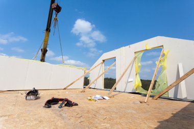 Çerçeve ev inşaat. Binanın ikinci katında duvarlarda bir vinç ile yükleme tamamlandı