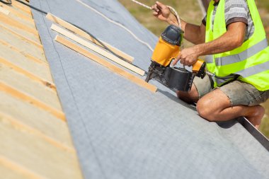 Çatı ustası Oluşturucusu işçi kullanımı otomatik nailgun çatı membran eklemek için 