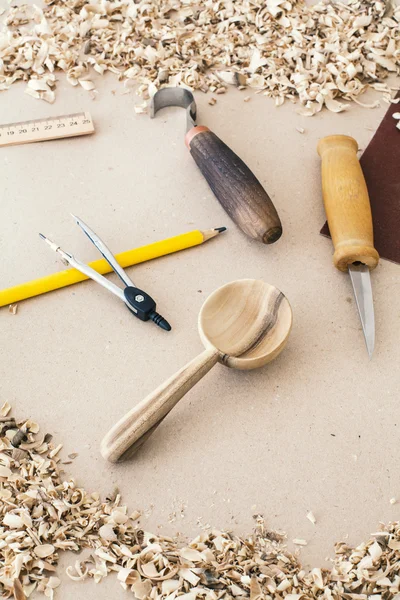 胡桃木勺子与雕刻木刨花卡夫纸质纹理文书 — 图库照片
