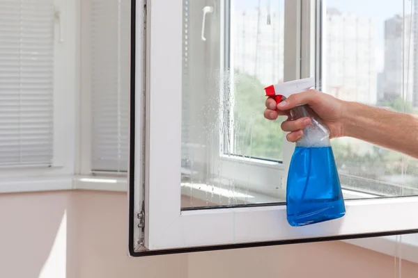 Trabajadores domésticos limpian ventanas de pvc de plástico con detergente — Foto de Stock