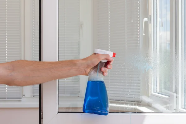 Trabajadores domésticos limpian ventanas de pvc de plástico con detergente — Foto de Stock