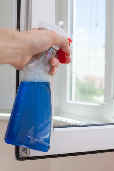 Trabajadores domésticos limpian ventanas de pvc de plástico con detergente — Foto de Stock