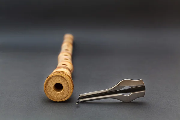 传统的竹日本长笛与竖琴灰色背景 — 图库照片