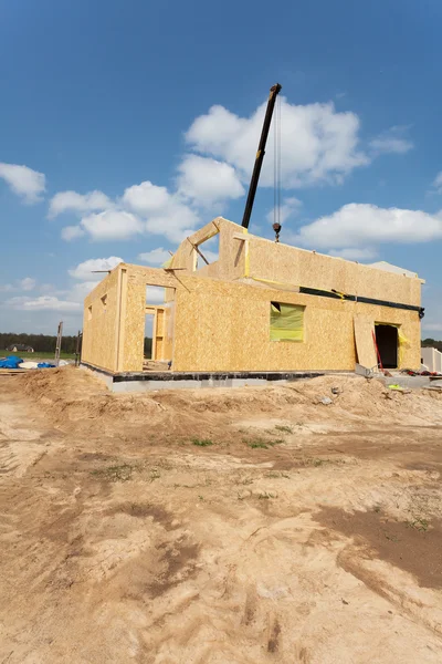 Nieuwbouw van een nieuwbouw huis/Framed van een huis/gebouw een nieuw huis uit de grond omhoog — Stockfoto