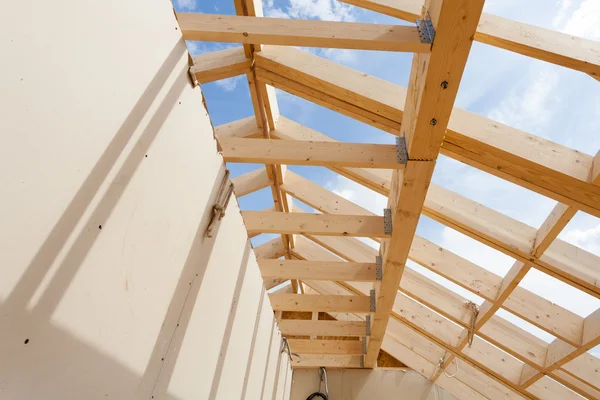 Nieuw bouw huis inlijsten tegen blauwe hemel, close-up van plafond frame.with gipsplaat wand. — Stockfoto