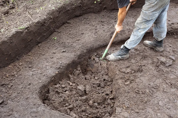 Worker digging a pit — Stock Photo, Image