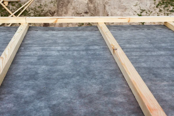 Yeni bir evin çatı inşaat. Su geçirmez katmanlama — Stok fotoğraf