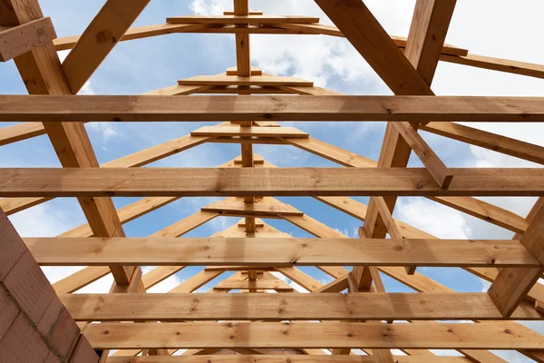 Neubau Einfassung des Hauses vor blauem Himmel, Nahaufnahme des Deckenrahmens. — Stockfoto