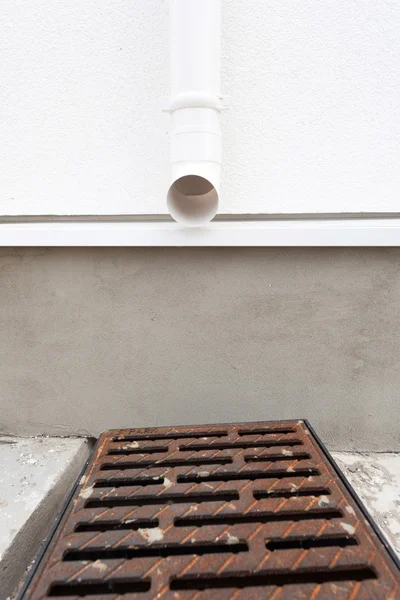 Sistema de canalón de lluvia en la casa está diseñado para atrapar y eliminar el agua del techo y los caños hacia abajo son para dirigir la columna de agua lejos de la fundación . —  Fotos de Stock