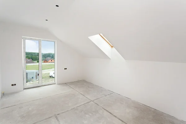 Chambre mansardée en construction avec plaques de plâtre et fenêtres — Photo