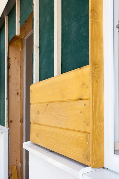 Installazione di legno di pino marrone naturale su nuova casa in costruzione — Foto Stock