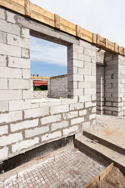 Hausbau aus Porenbeton-Bausteinen. — Stockfoto