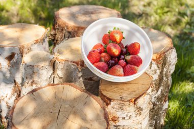 Taze ve iştah açıcı çilek kırmızı kiraz ahşap oturum ile