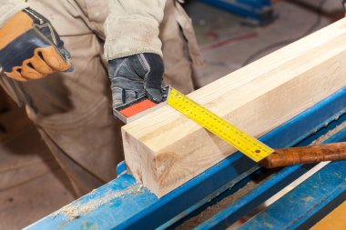 Çerçeve ev için bir duvar inşa. İşçi yapmak için kesme kereste işaretleri