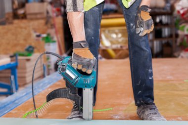 Çerçeve ev için bir duvar inşa. İşçi kullanımı autofeed tornavida Alçıpan bağlamak için