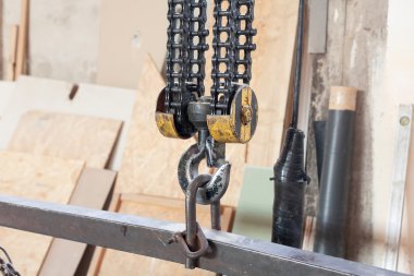 Fabrikada ağır şey kaldırma Closeup metalik endüstriyel kanca