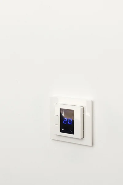 白い壁にデジタル室温調節 — ストック写真