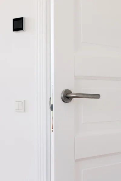 Puerta blanca abierta con asa metálica —  Fotos de Stock