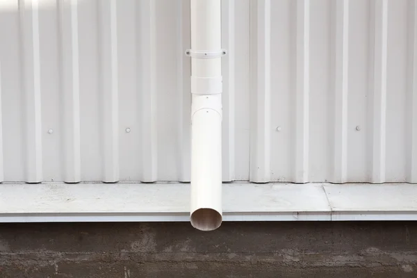 Nueva canaleta de lluvia blanca en un edificio con chapa blanca —  Fotos de Stock