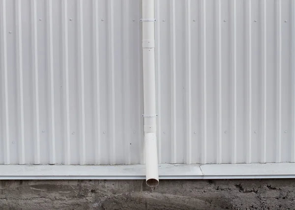 Nueva canaleta de lluvia blanca en un edificio con chapa blanca — Foto de Stock