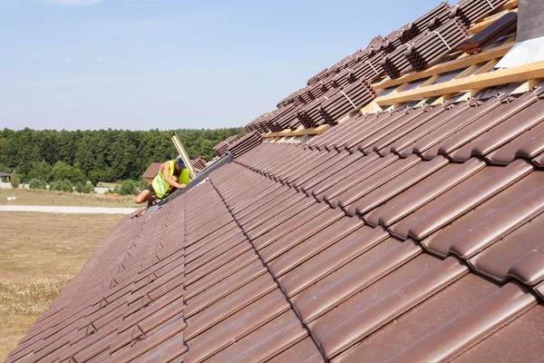 House under construction. Roofing tiles with open skylights — Stock Photo, Image