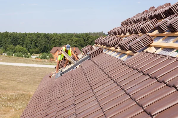 Casa en construcción. Azulejos para techos con tragaluces abiertos — Foto de Stock