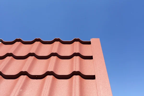 青い空を背景に赤金属タイル — ストック写真