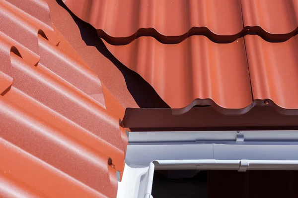 Nova telha de metal vermelho com calha de chuva branca — Fotografia de Stock