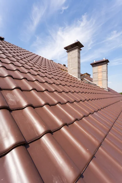 Nuevo tejado de azulejos rojos con chimeneas — Foto de Stock