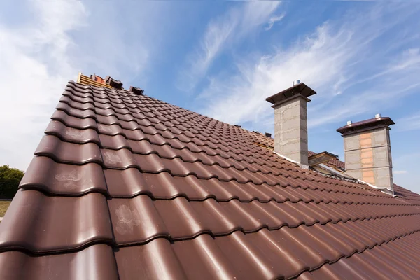 Nuevo tejado de azulejos rojos con chimeneas — Foto de Stock