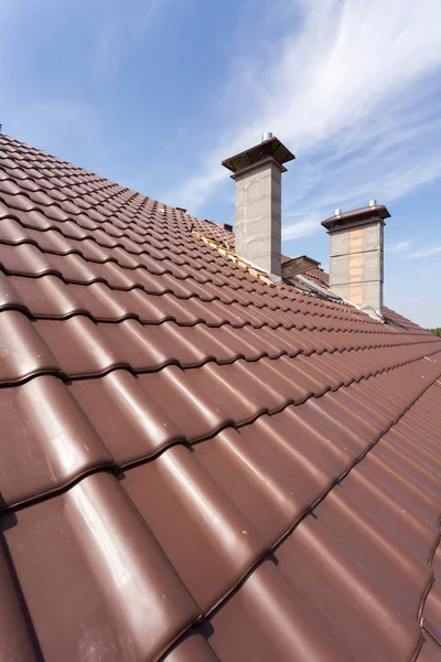 A roof under construction with stacks of roof tiles ready to fasten — Stock Photo, Image