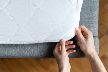 Ortopedik şiltede kadın eli giysisinin üst görüntüsü. Kadının hipoalerjenik yüzeyi, uyku yatağına kopyalama alanı arkaplanı koyması görüntüsü.