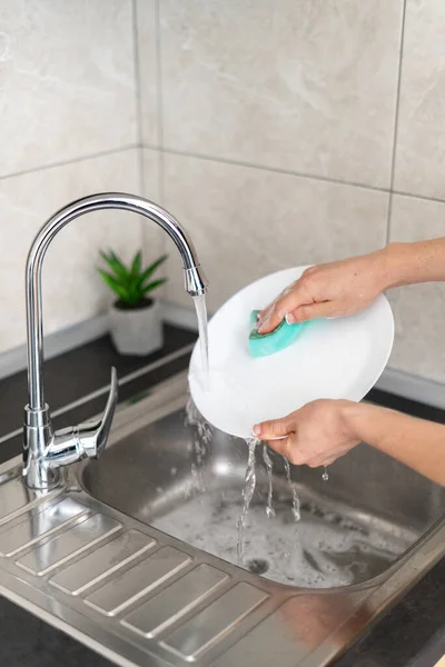 Vista Vertical Recortada Mujer Sosteniendo Esponja Con Jabón Lava Platos — Foto de Stock