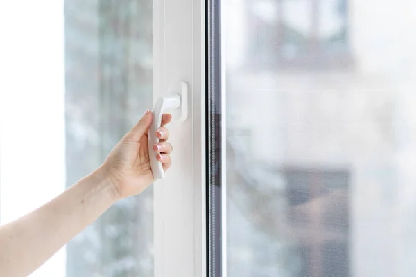 Vista Recortada Mujer Cerrando Ventana Plástico Casa Enfoque Selectivo Del —  Fotos de Stock