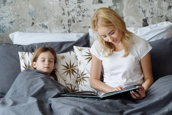 Lächelnde Mutter Liest Buch Für Ihr Entzückendes Kind Während Ihre — Stockfoto