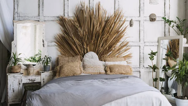 Konforlu Yatak Odasının Önü Dekorasyonu Boho Şıklığında Rahat Yatak Yastıklar — Stok fotoğraf