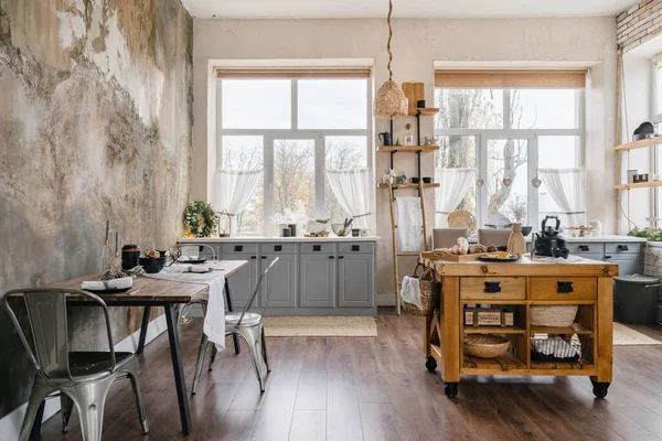 Gemütliche Schöne Küche Mit Modernem Interieur Esstisch Modernen Schränken Holztisch — Stockfoto