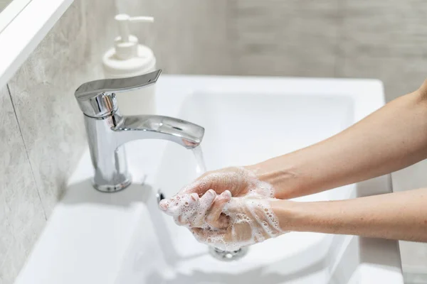 Предотвращение Пандемии Ковида Коронавируса Обрезанный Вид Женщины Моющей Руки Мылом — стоковое фото