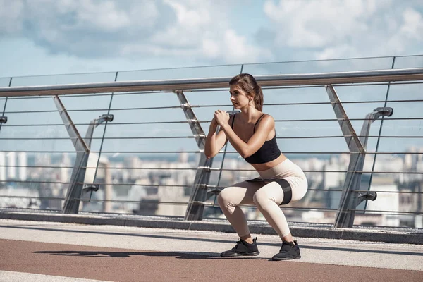 Conceito Treino Matinal Atleta Adulto Focado Mulher Fazendo Treinamento Esportivo — Fotografia de Stock