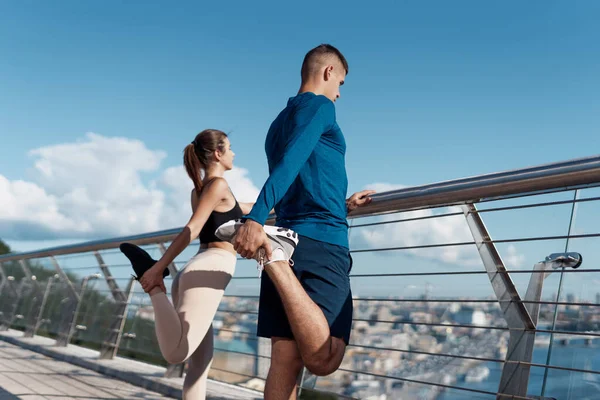 Genç Atletik Kadın Erkeğin Düşük Açı Arka Bakış Açısı Spor — Stok fotoğraf