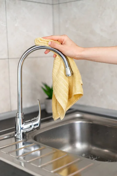 Ama Casa Limpiando Grifo Agua Sobre Fregadero Metal Vista Vertical — Foto de Stock