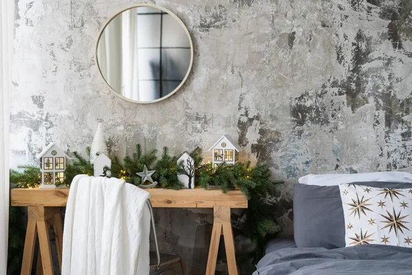 带有阁楼内部 柔软舒适的床 冬季镜面装饰 靠近乡村墙的木制桌子的现代设计公寓的卧室要素 — 图库照片