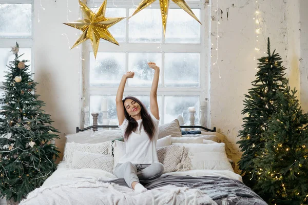 Ontspannen Jong Volwassen Meisje Brengt Kerstvakantie Thuis Wakker Bed Opgeheven — Stockfoto