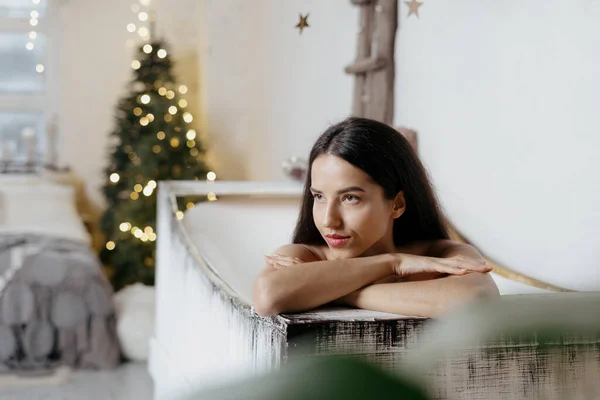 Retrato Mujer Joven Tranquila Tomando Baño Casa Pasando Mañana Baño —  Fotos de Stock