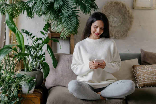 Jovem Mulher Adulta Feliz Usando Smartphone Moderno Passando Fim Semana — Fotografia de Stock