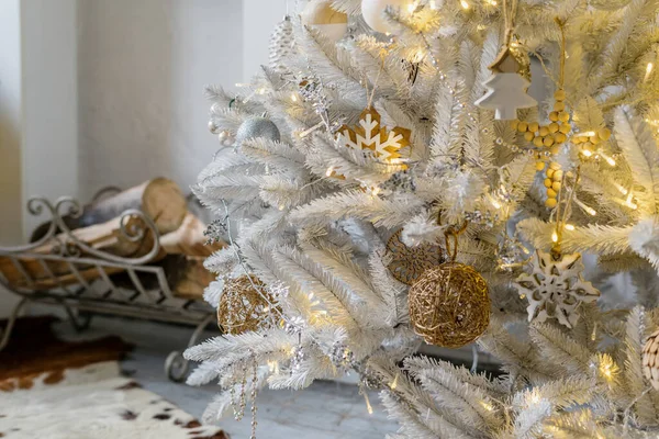 Στενή Άποψη Των Παιχνιδιών Στο Χριστουγεννιάτικο Δέντρο Άνετο Εσωτερικό Απλή — Φωτογραφία Αρχείου