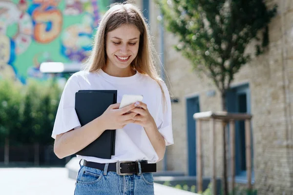 Chica Estudiante Secundaria Feliz Adulto Utilizando Aplicación Línea Teléfono Inteligente —  Fotos de Stock