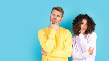 İyi ya da kötü çözüm kavramı. Mavi arka planda fotokopi aletiyle birlikte duran düşünceli melez arkadaşların panoramik görüntüsü. Aklı başında adam ve kameraya bakan kadın.